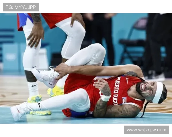 阿尔瓦拉多拼抢受伤迅速回更衣室后再度重返赛场展现顽强精神